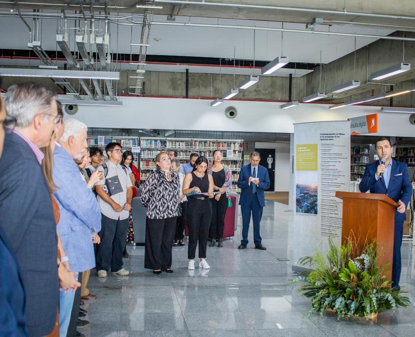 Autoridades del evento frente a asistentes