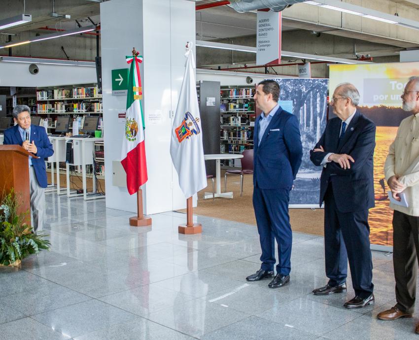 Autoridades del evento frente a asistentes