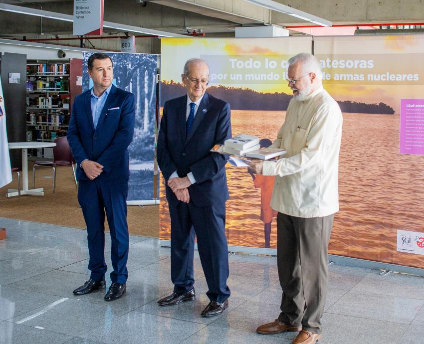 Autoridades del evento frente a asistentes