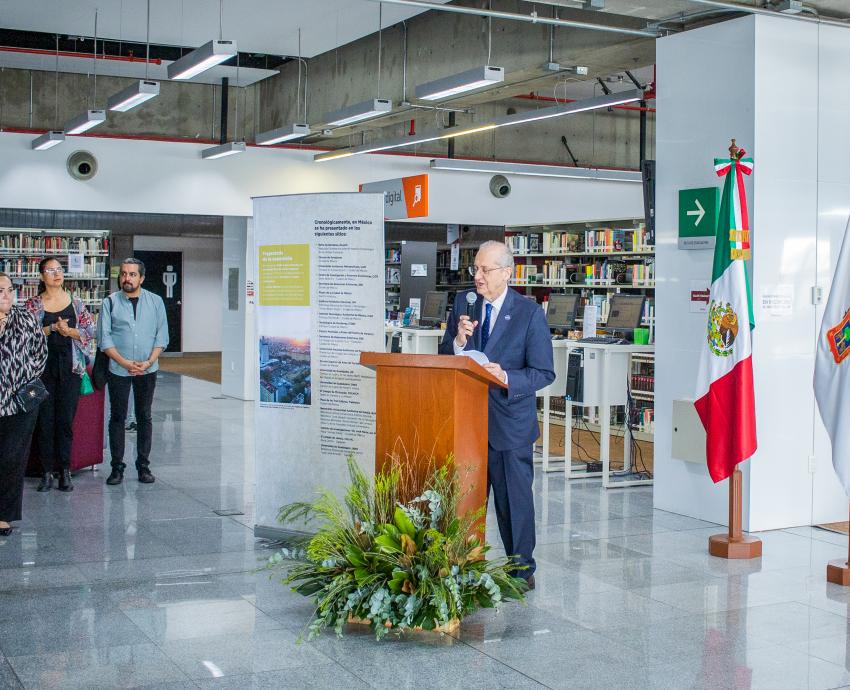 Autoridades del evento frente a asistentes