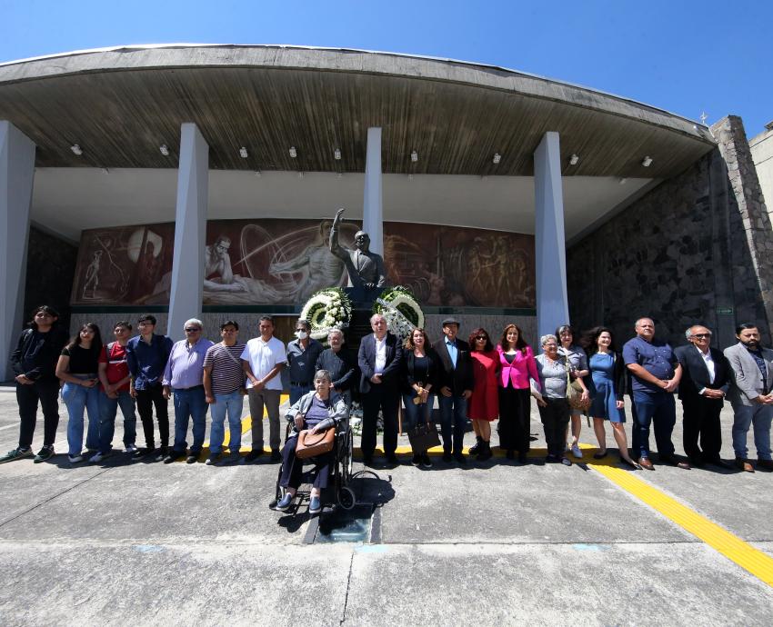 Invitados y autoridades del evento junto a coronas y estatua de Salvador Allende finado 