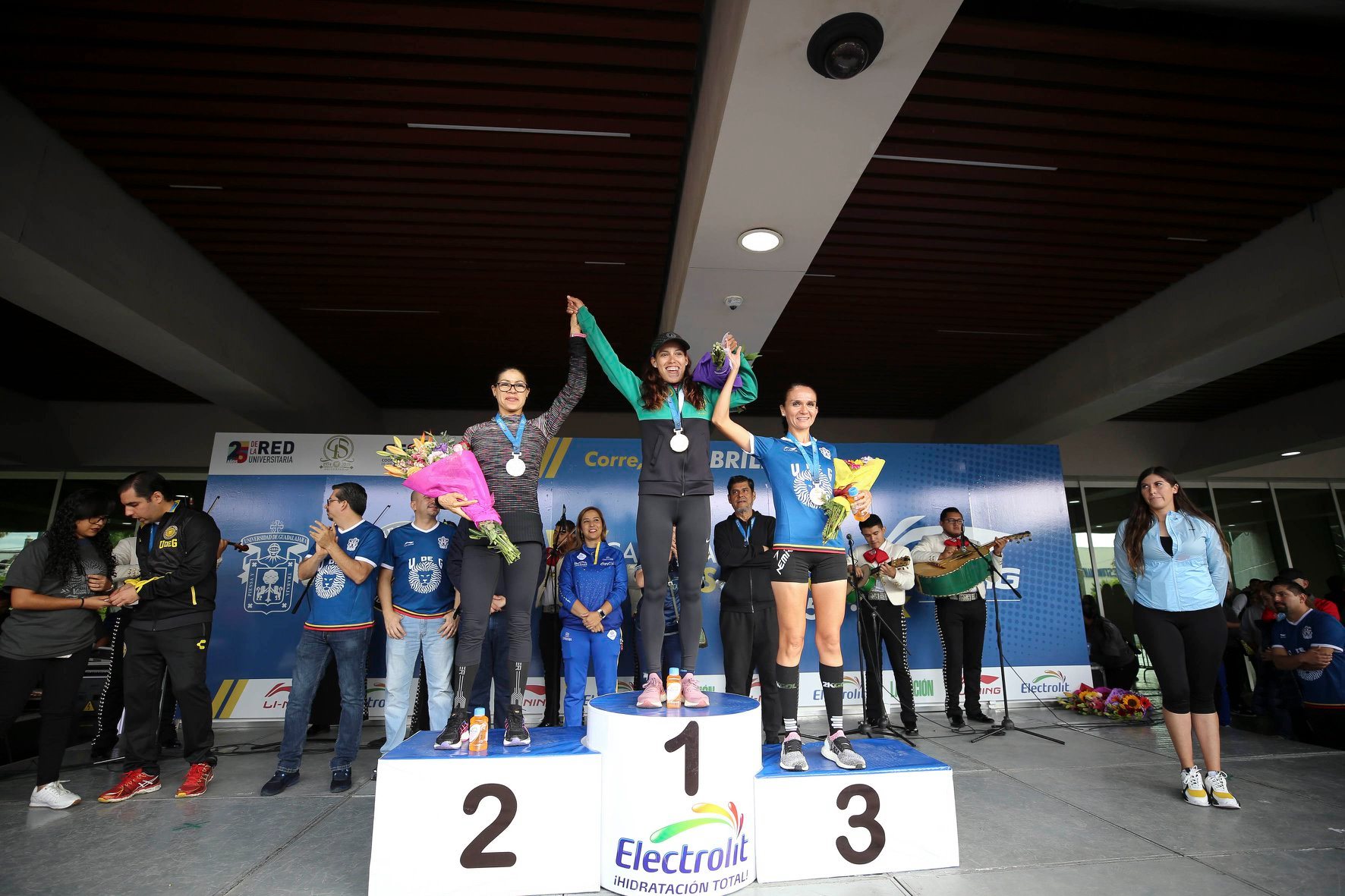 Premian a ganadores de la carrera