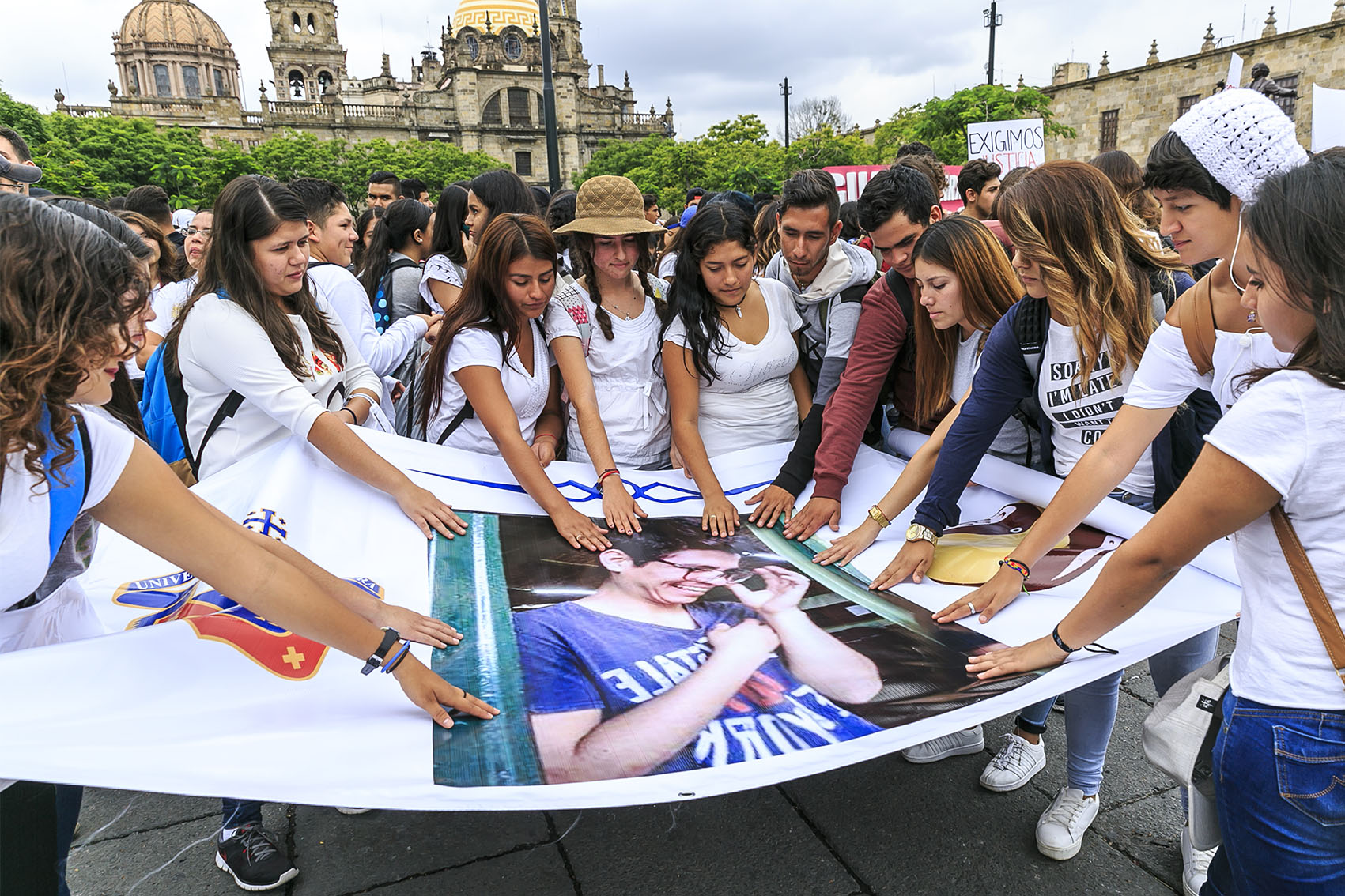 Alumnos de la Preparatoria de Tonalá con manta de alumno que falleció