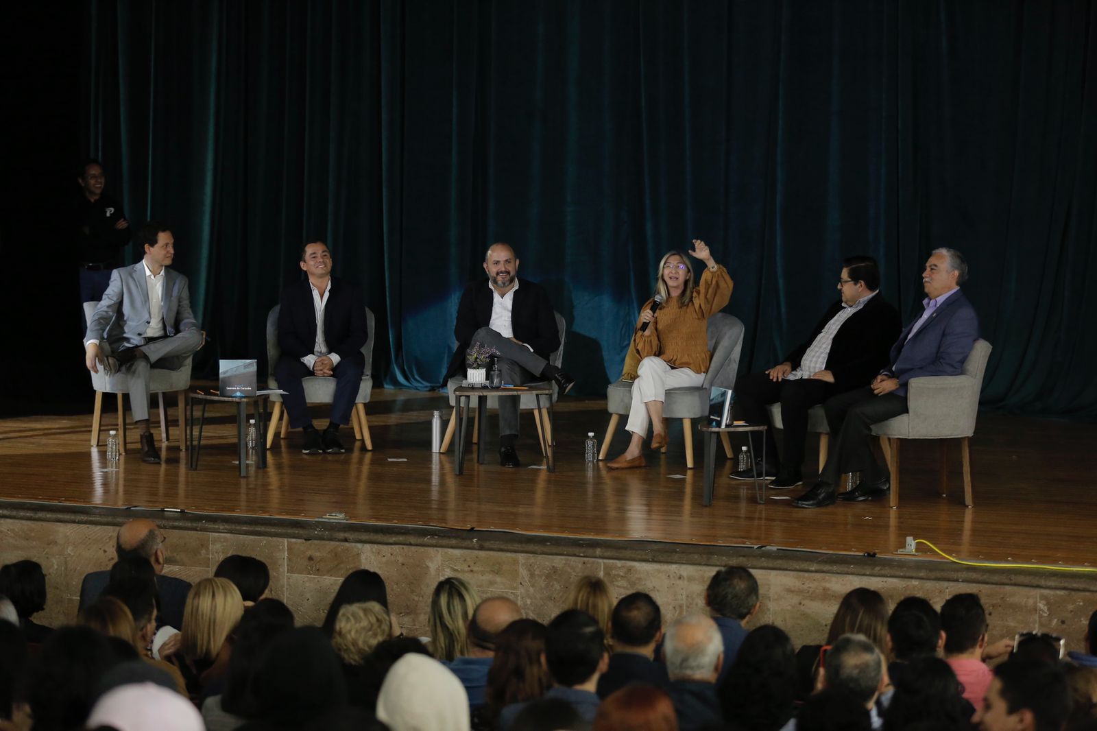 Autoridades del evento en presídium