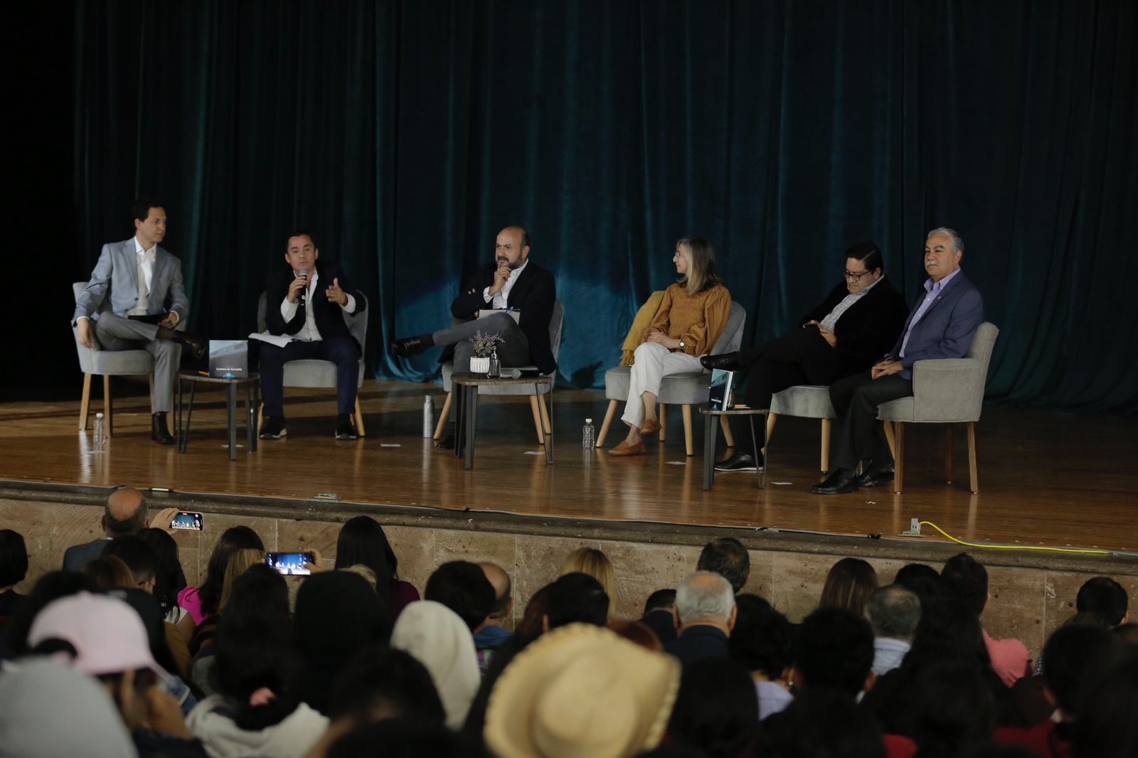 Autoridades del evento en presídium