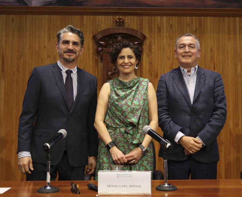 Autoridades del evento en presidium