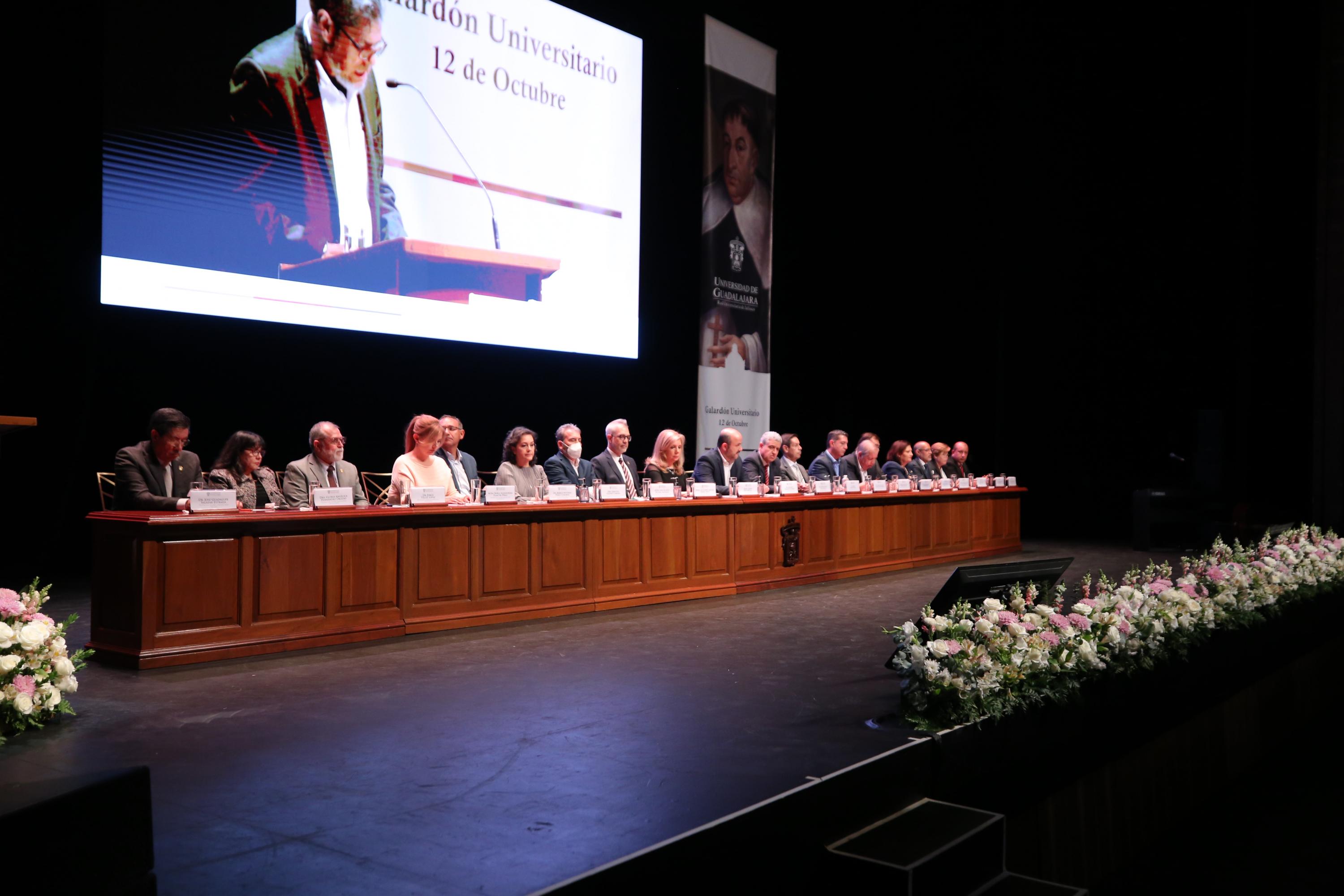 Autoridades del evento en presídium