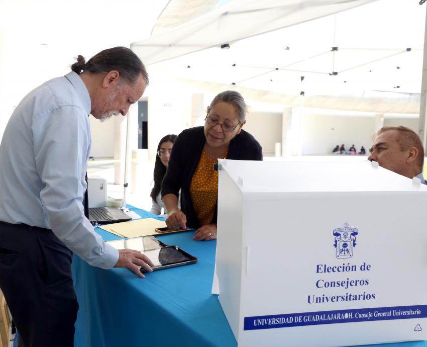 Participantes en jornada de elección en planteles de la u d g