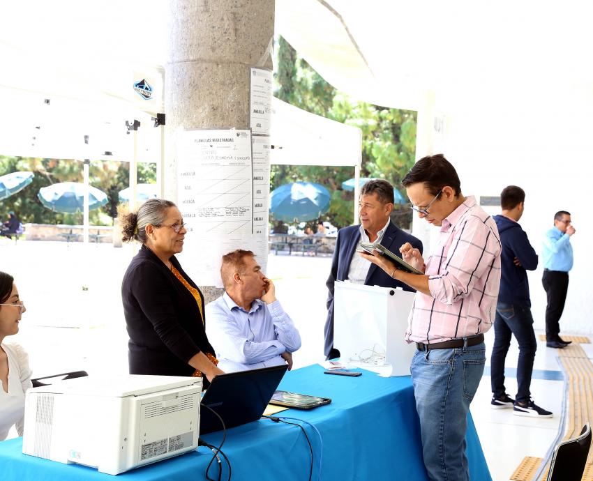 Participantes en jornada de elección en planteles de la u d g