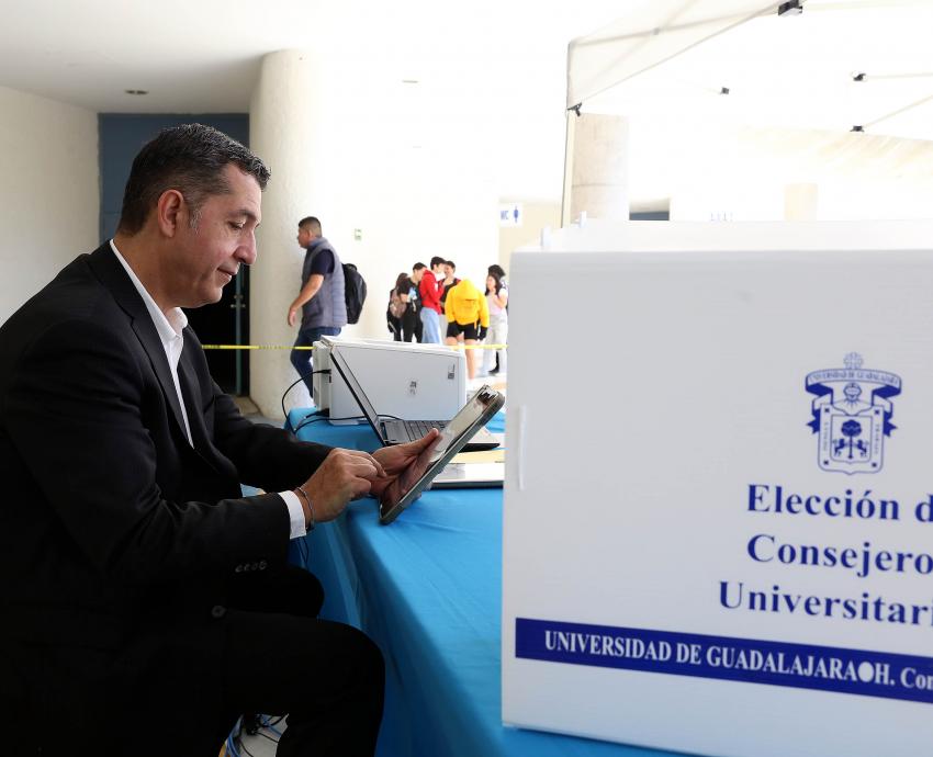 Participantes en jornada de elección en planteles de la u d g