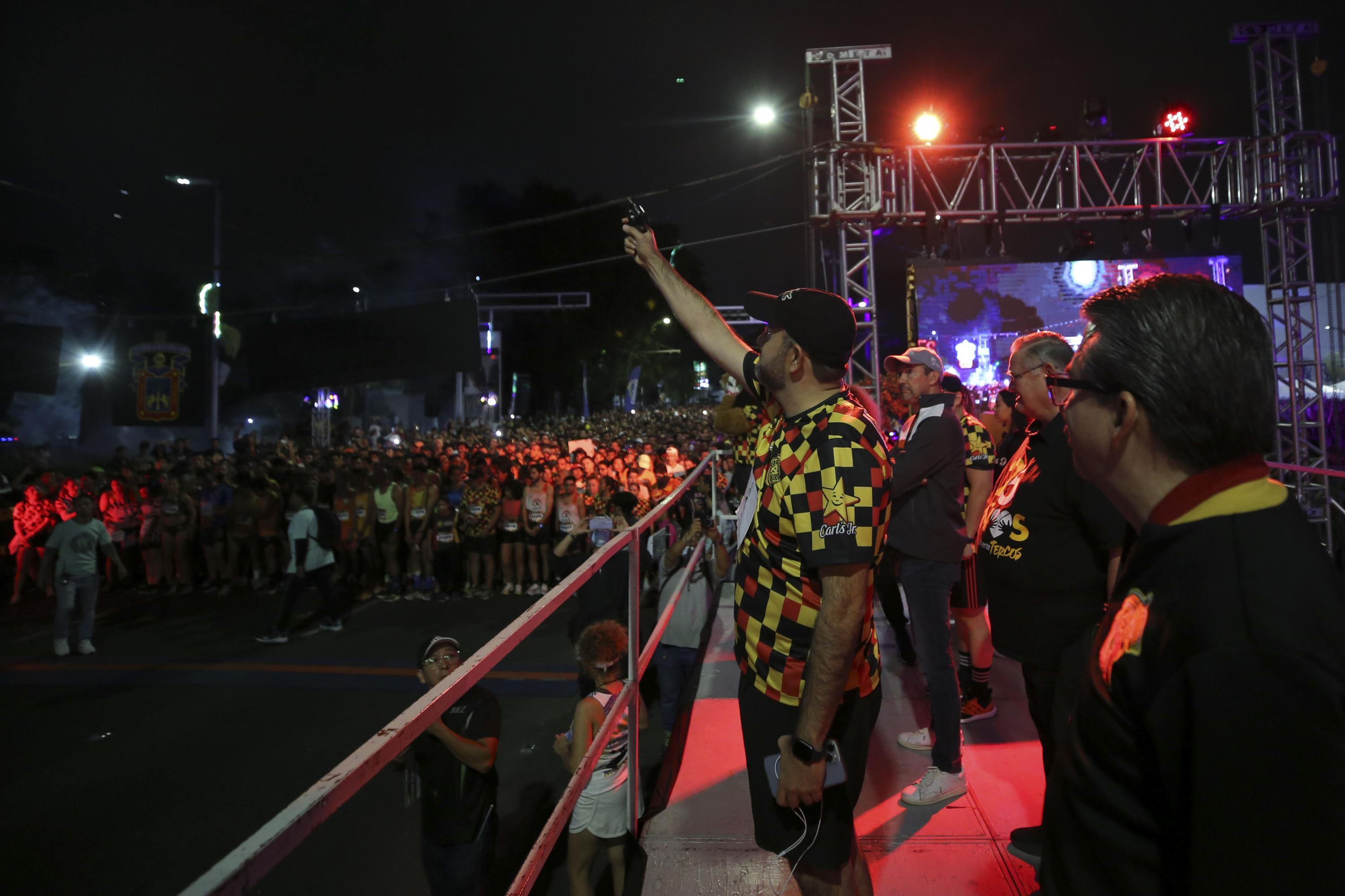 Salida de los participantes de la sexta Carrera Leones Negros