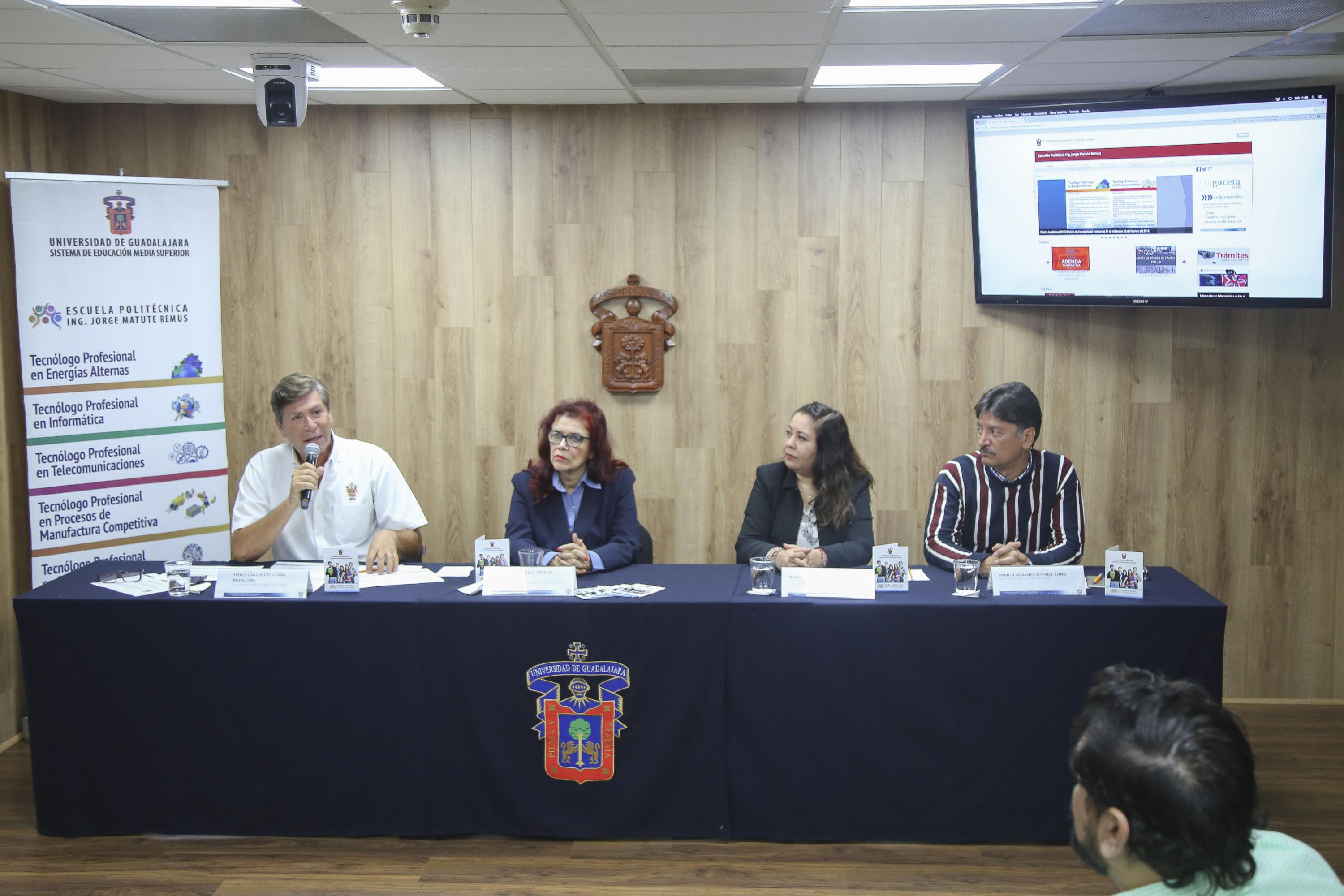 Autoridades en rueda de prensa