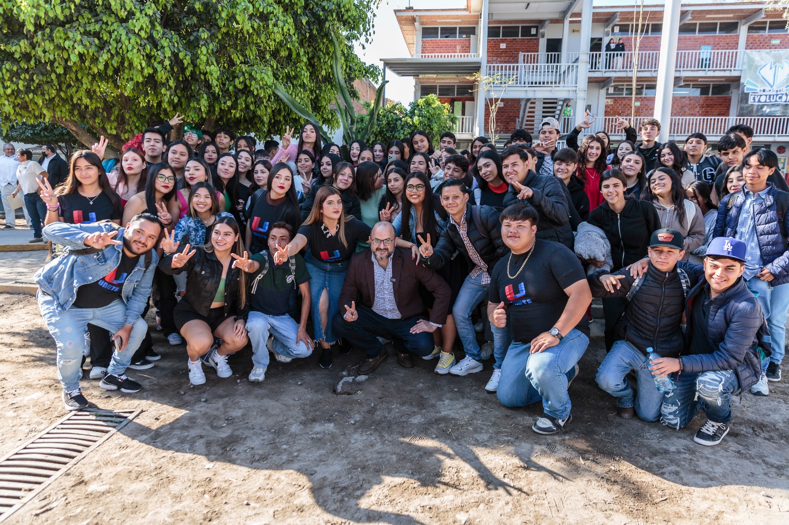 Grupo de personas posan para la foto