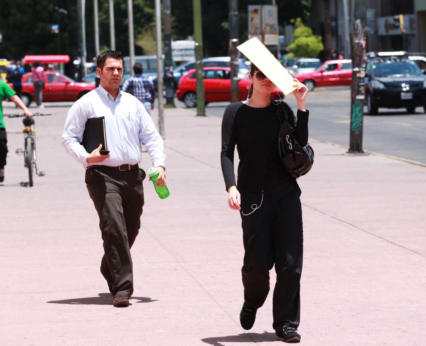 Pesonas caminando bajo rayos del sol