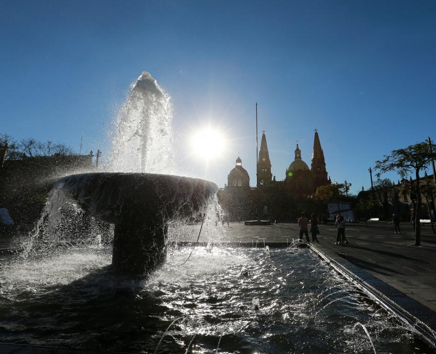 fuente de agua encendida de fondo catedral de guadalajara y sol en lo alto