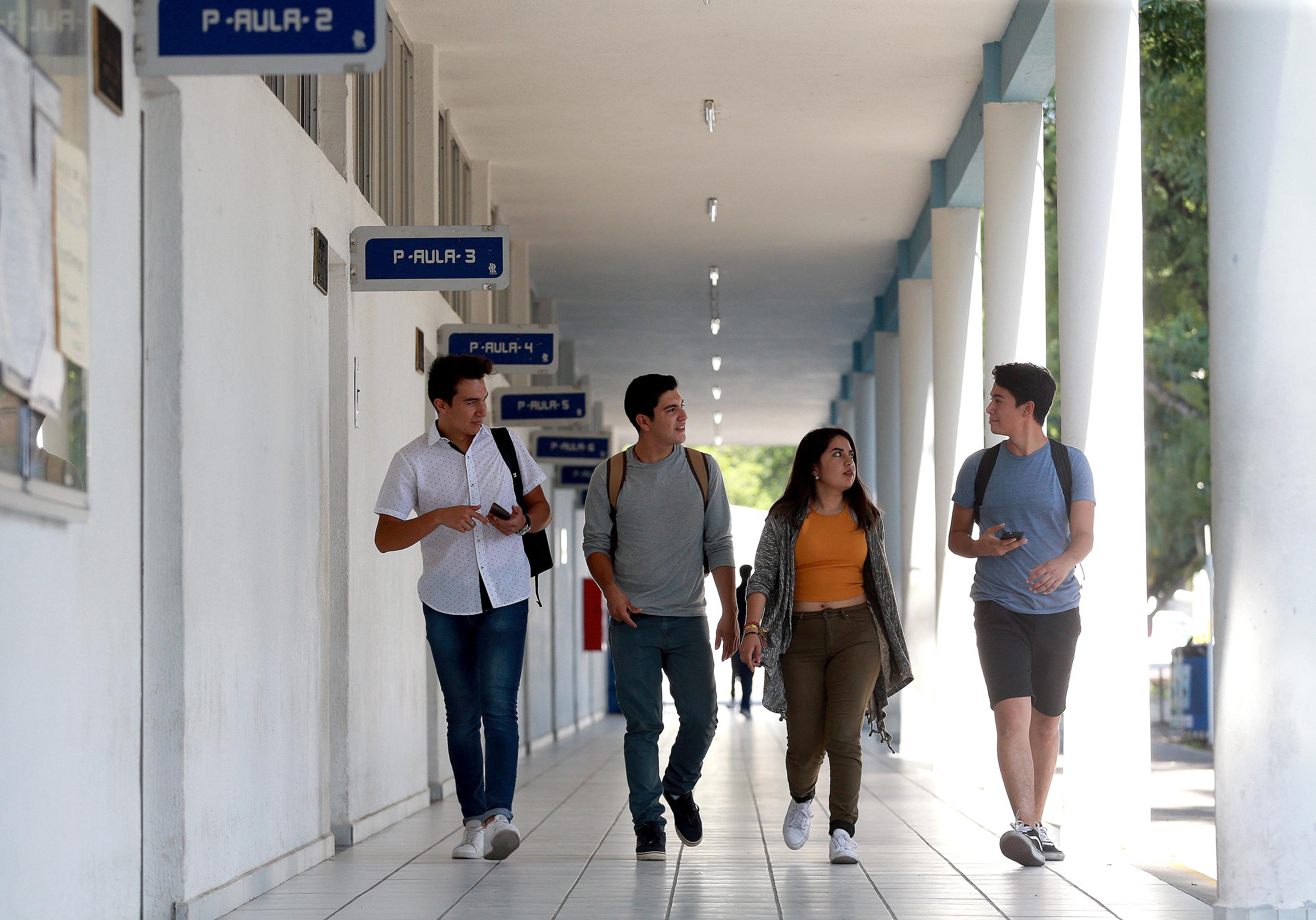 Jóvenes caminan en instalaciones del cucei