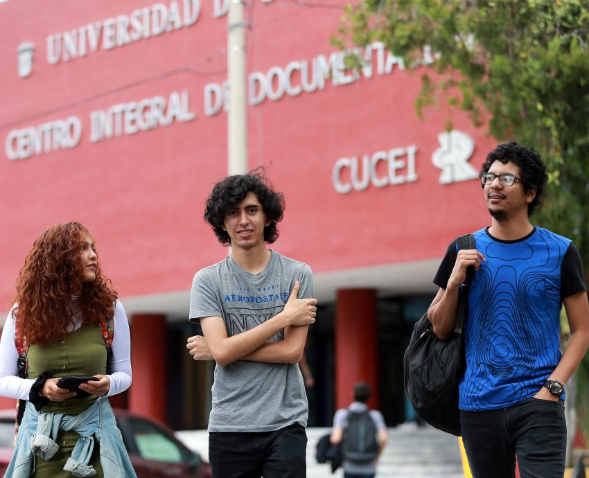 Jóvenes frente a instalaciones del cucei