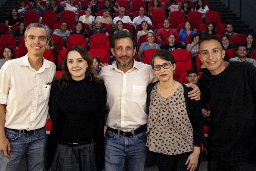 Autoridades del evento en escenario frente a asistentes en auditorio