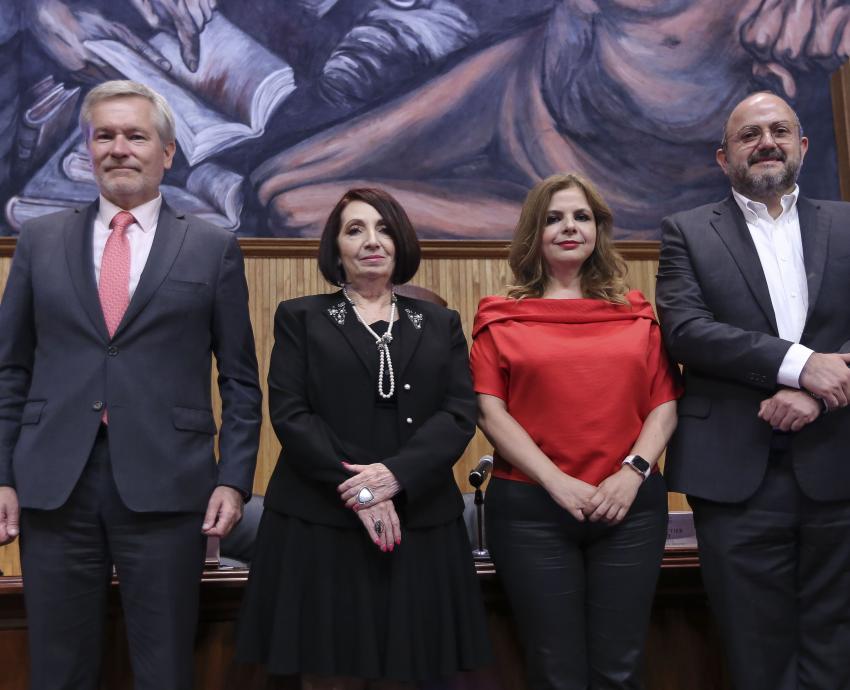 Autoridades del evento en presidium frente a asistentes en auditorio