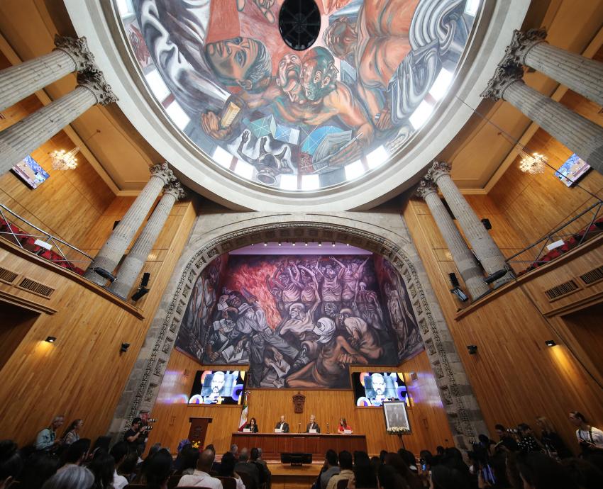 Autoridades del evento en presidium frente a asistentes en auditorio