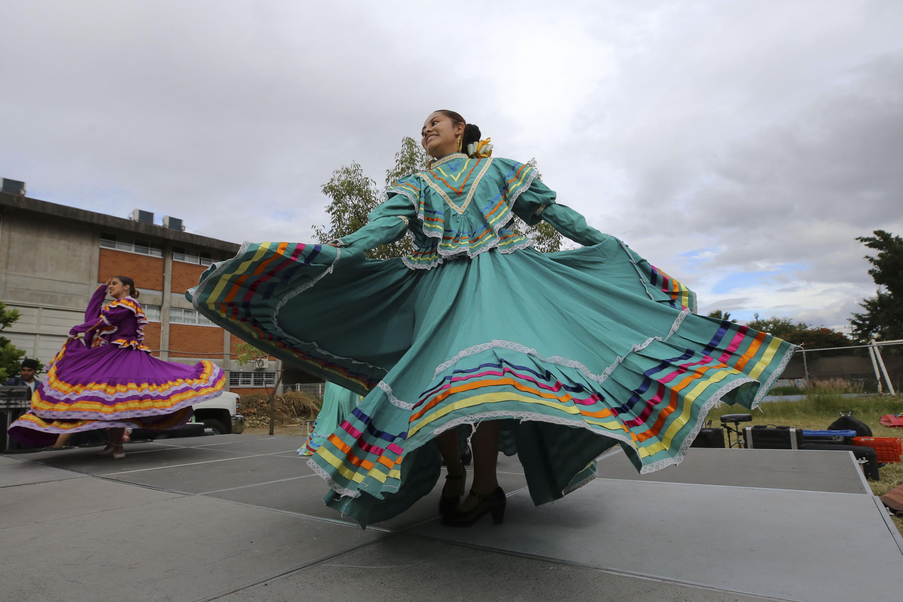 Integrante de grupo folclórico en participación en escenario