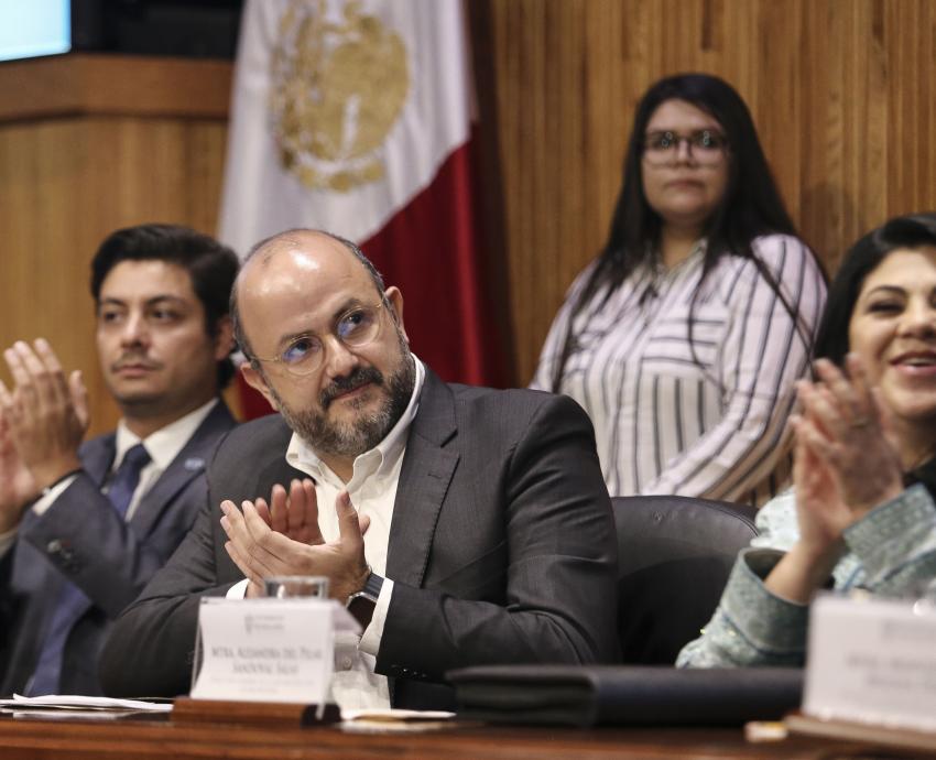 Autoridades del evento en presidium frente a asistentes en auditorio