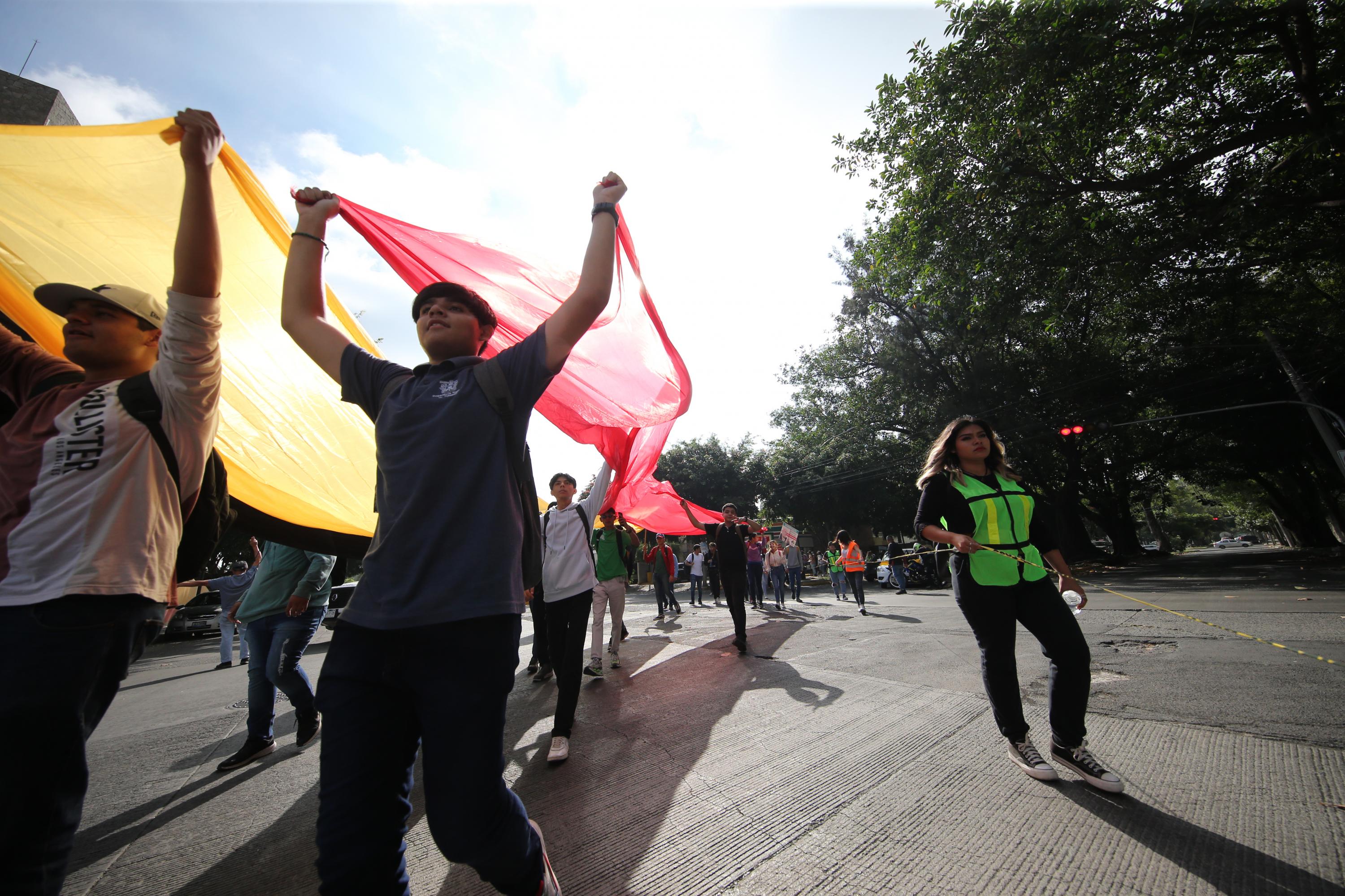 Participantes en contingente caminata por la autonomía Caminata por la Autonomía, la Educación y la Salud