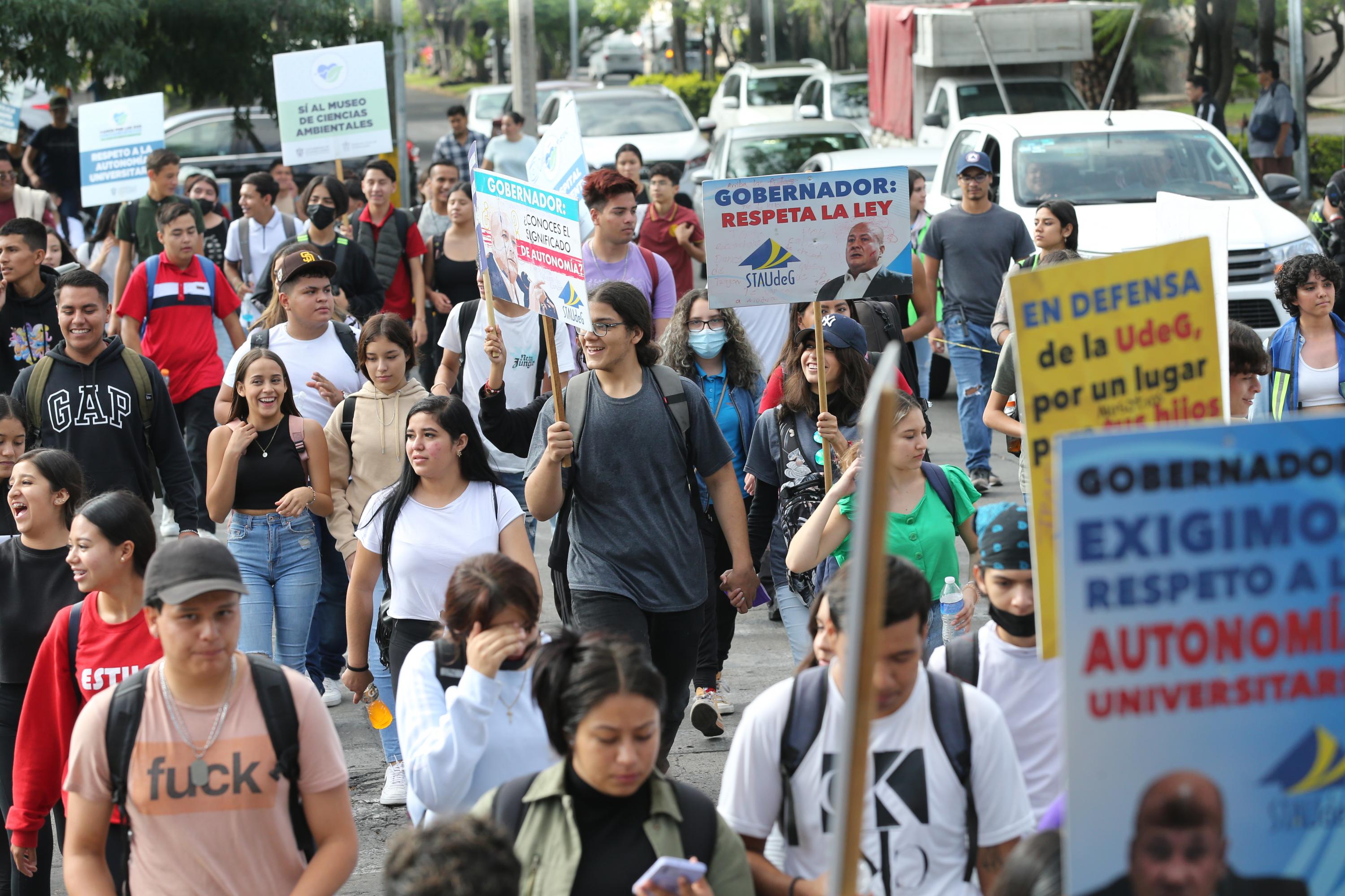 Participantes en contingente caminata por la autonomía Caminata por la Autonomía, la Educación y la Salud