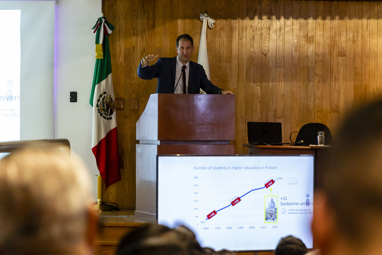 Catedrático en podium