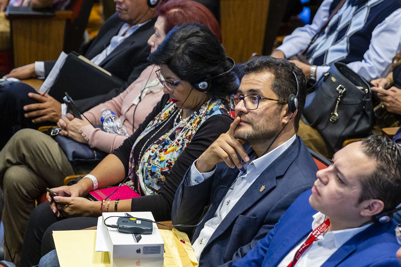 Asistentes a evento en auditorio