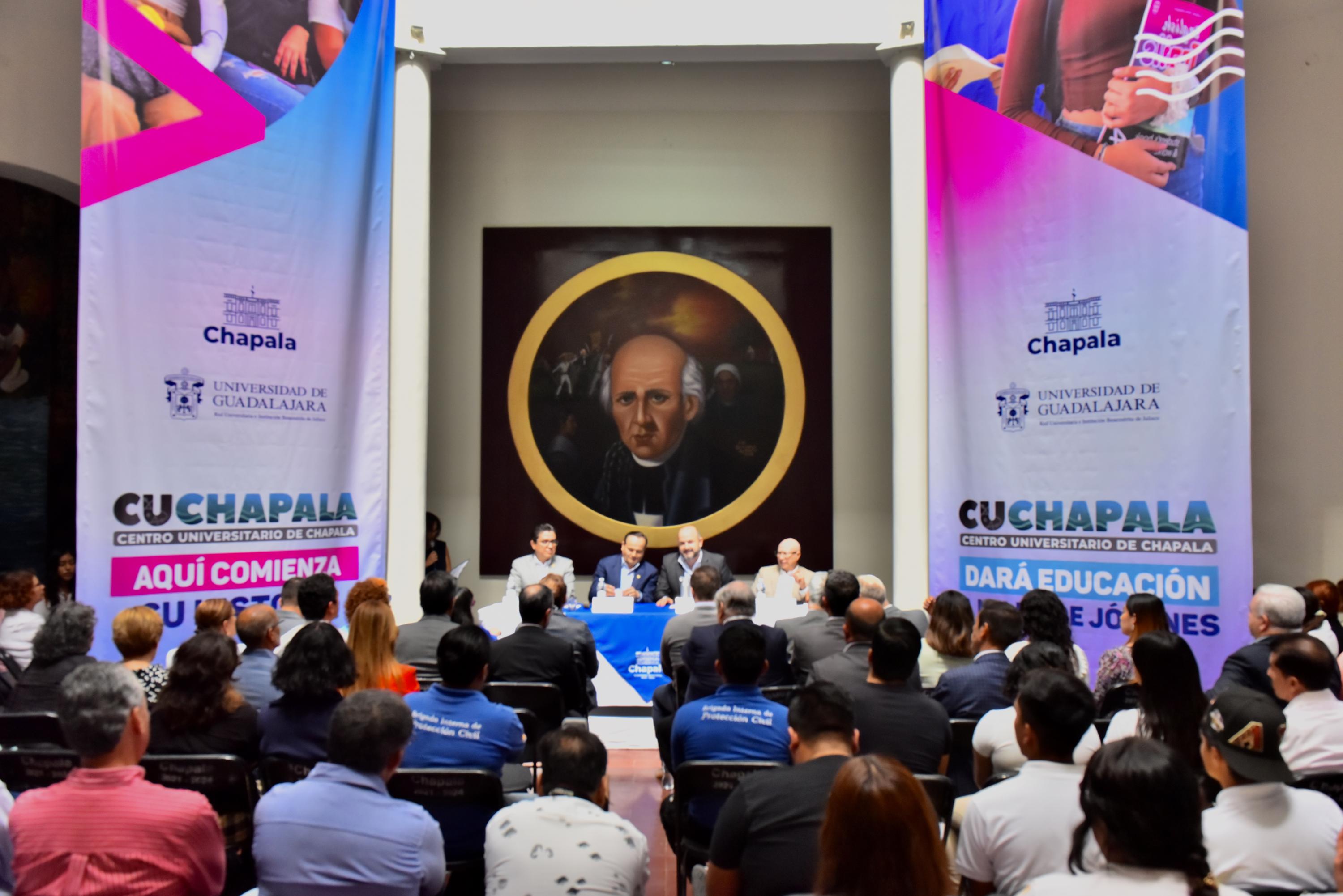 Autoridades del evento en presídium