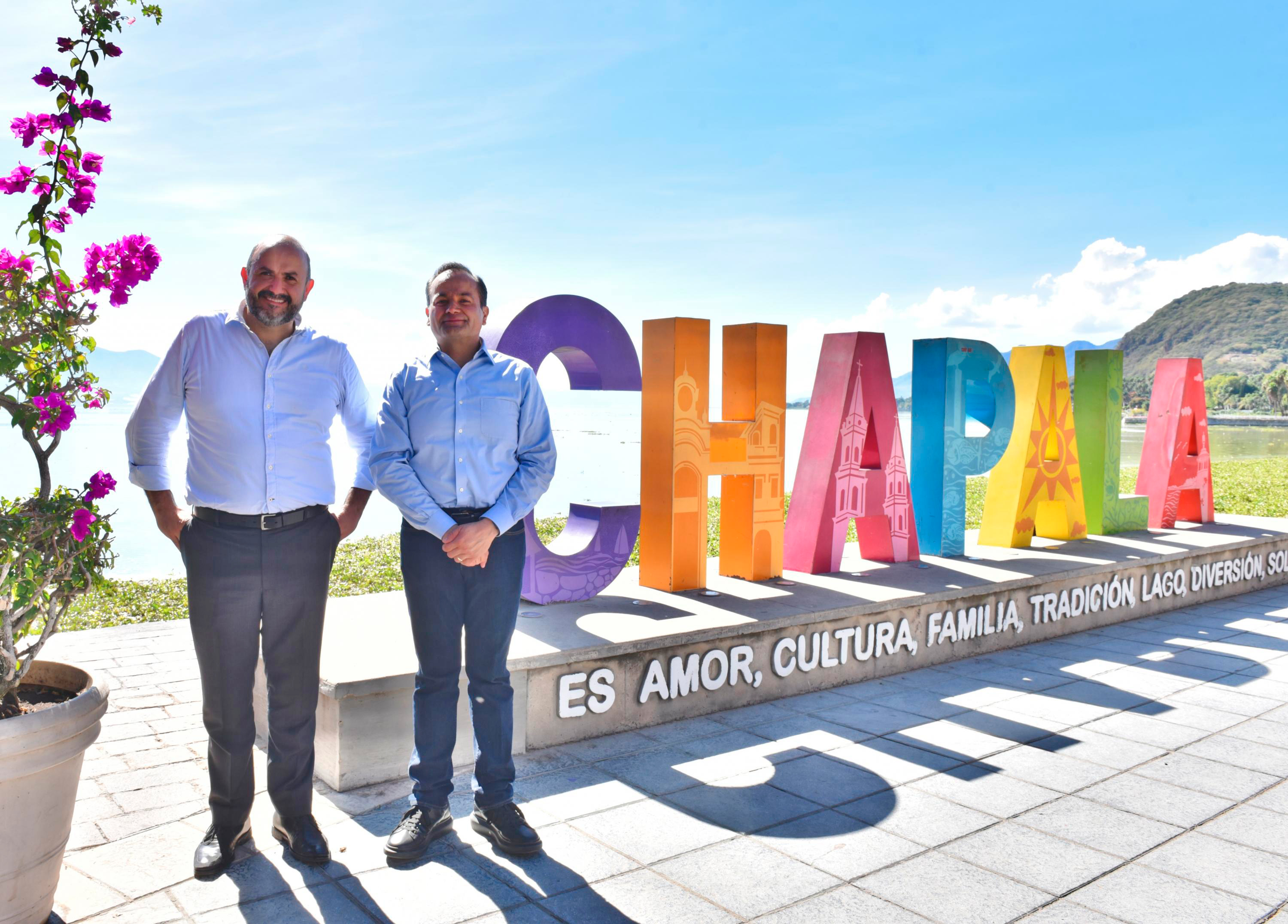Autoridades del evento junto a letrero de Chapala