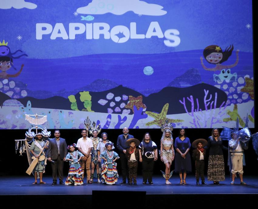 Autoridades del evento en presidium junto a integrantes de la Comparsa de La Huerta y el Ballet Folclórico Infantil de la u d g