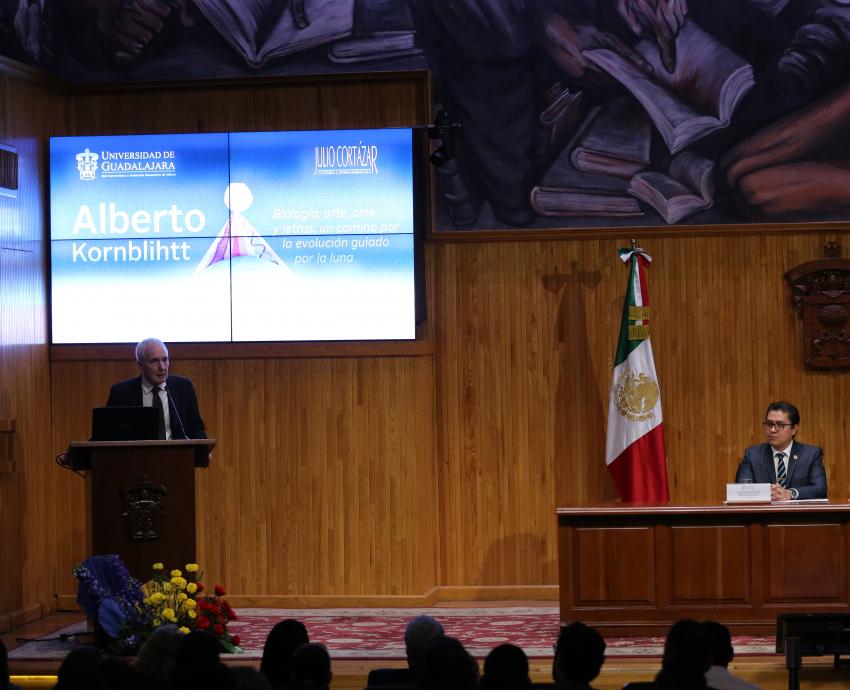 Autoridades del evento en presidium frente a asistentes en auditorio