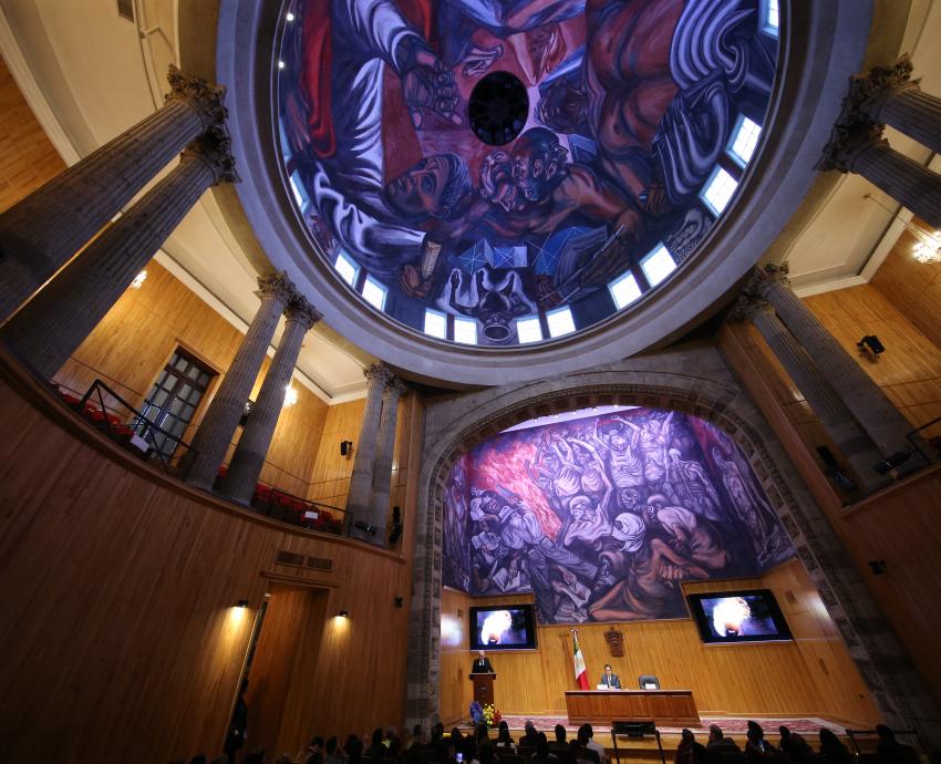 Autoridades del evento en presidium frente a asistentes en auditorio