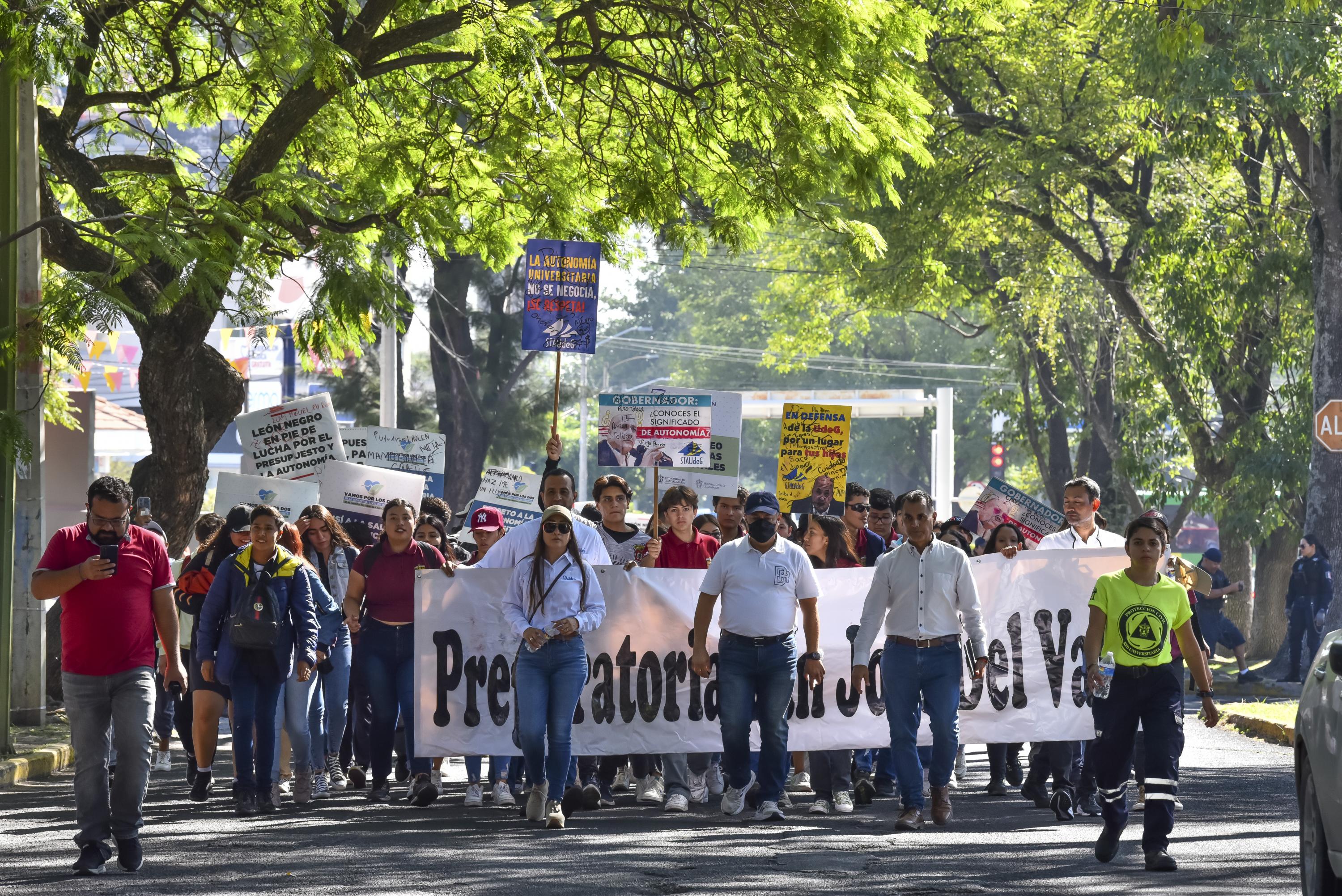 Participantes en contingente caminata por la autonomía Caminata por la Autonomía, la Educación y la Salud