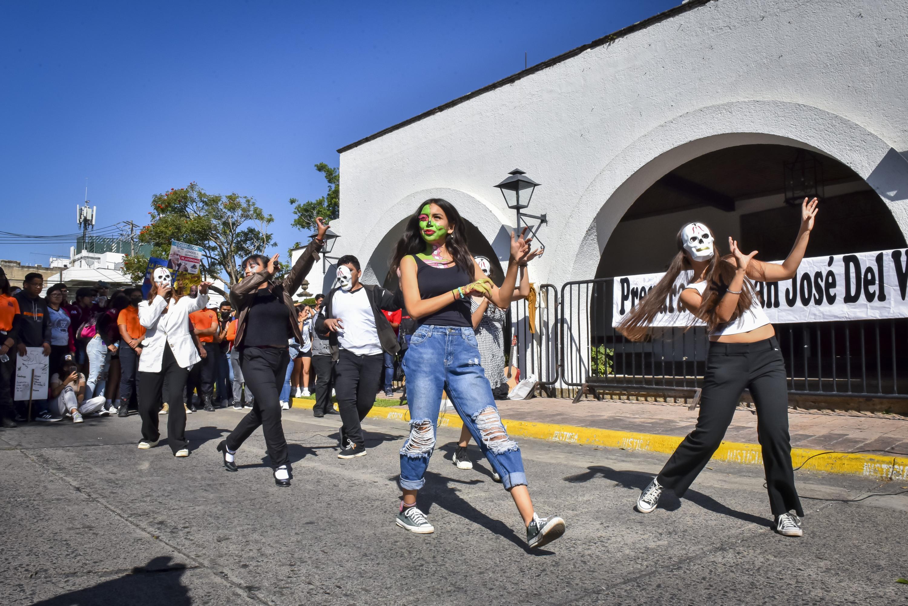 Participantes en contingente caminata por la autonomía Caminata por la Autonomía, la Educación y la Salud