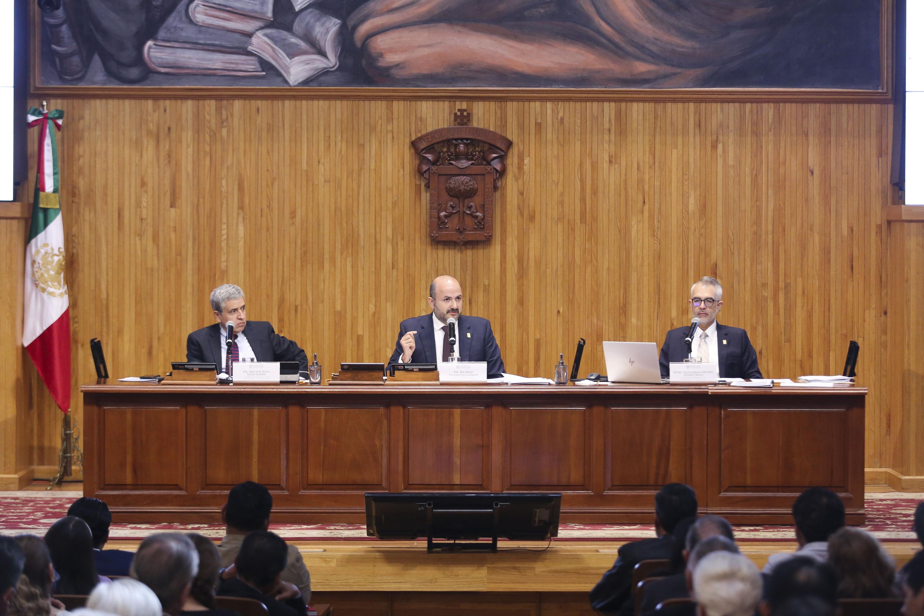Autoridades del evento en presídium