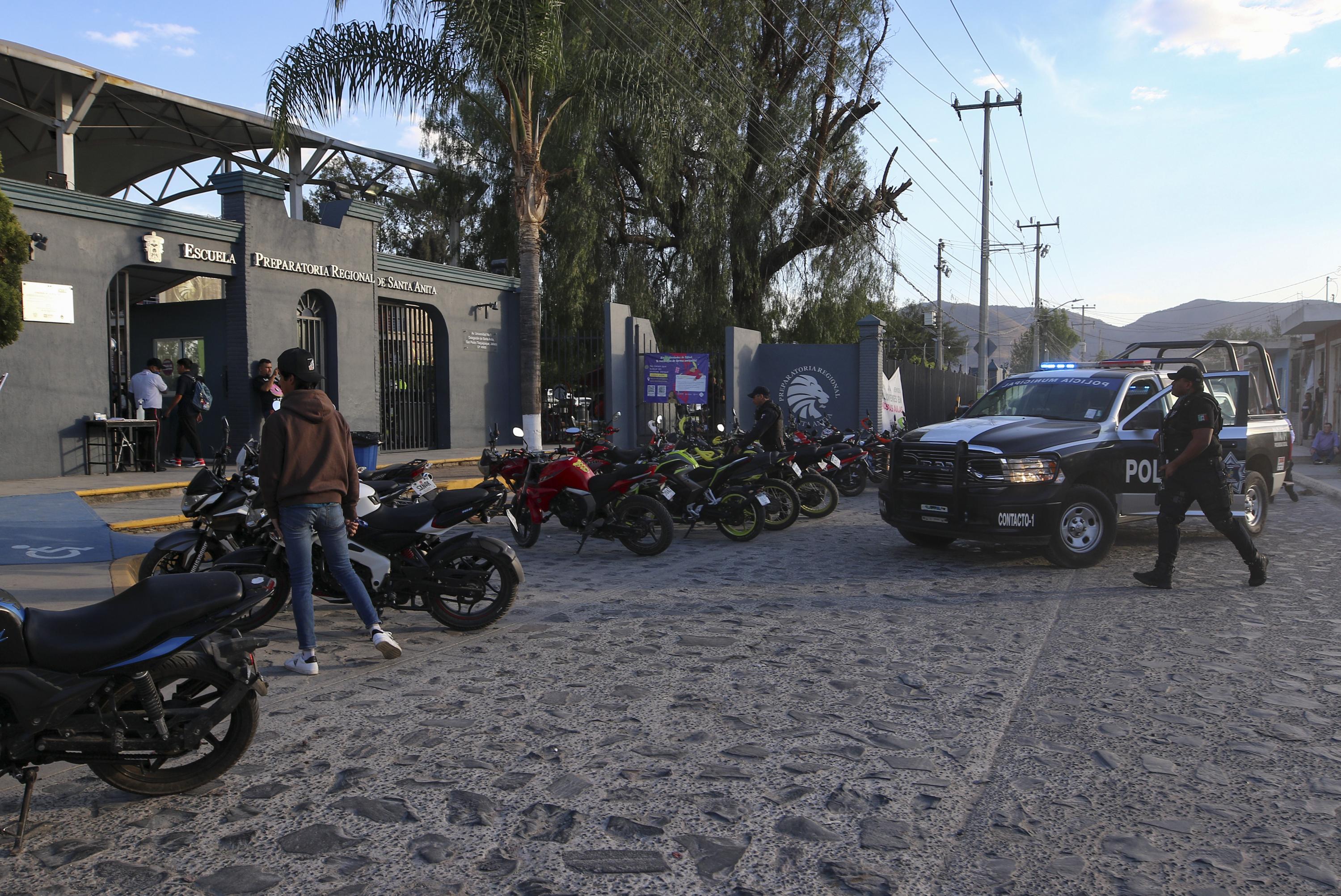 Participantes en simulacro de persona armada en Preparatoria de Santa Anita