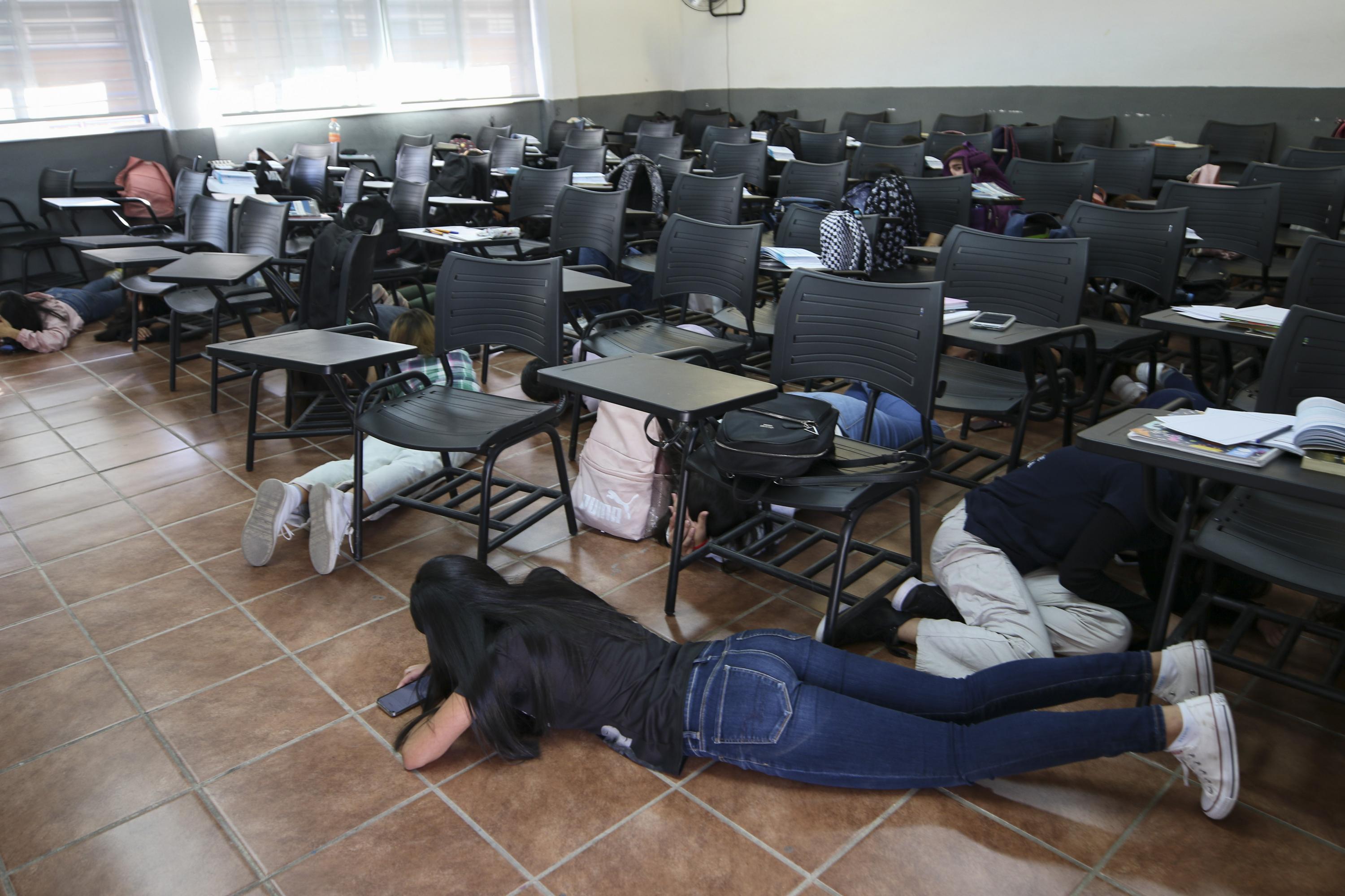 xParticipantes en simulacro de persona armada en Preparatoria de Santa Anita