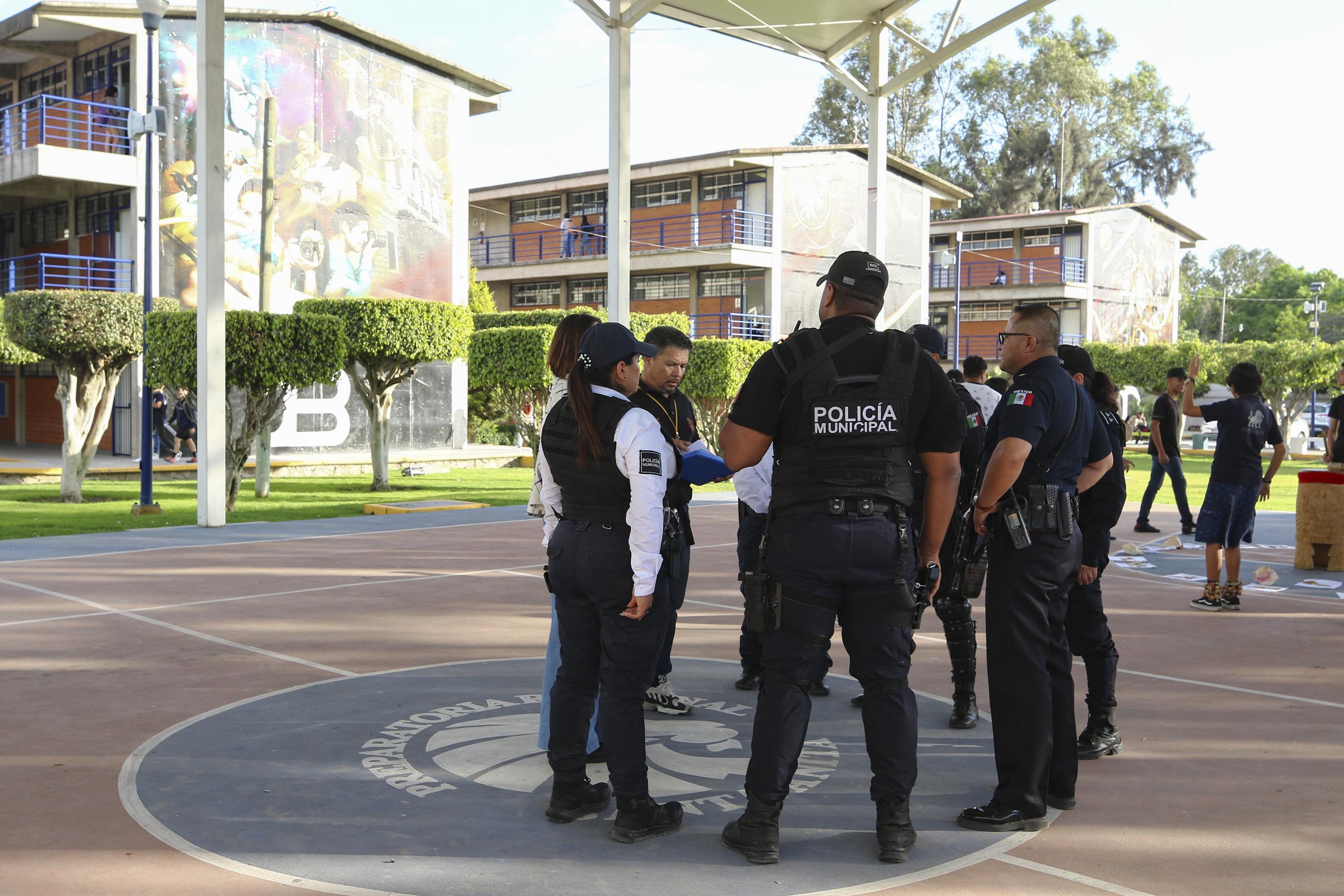 Participantes en simulacro de persona armada en Preparatoria de Santa Anita