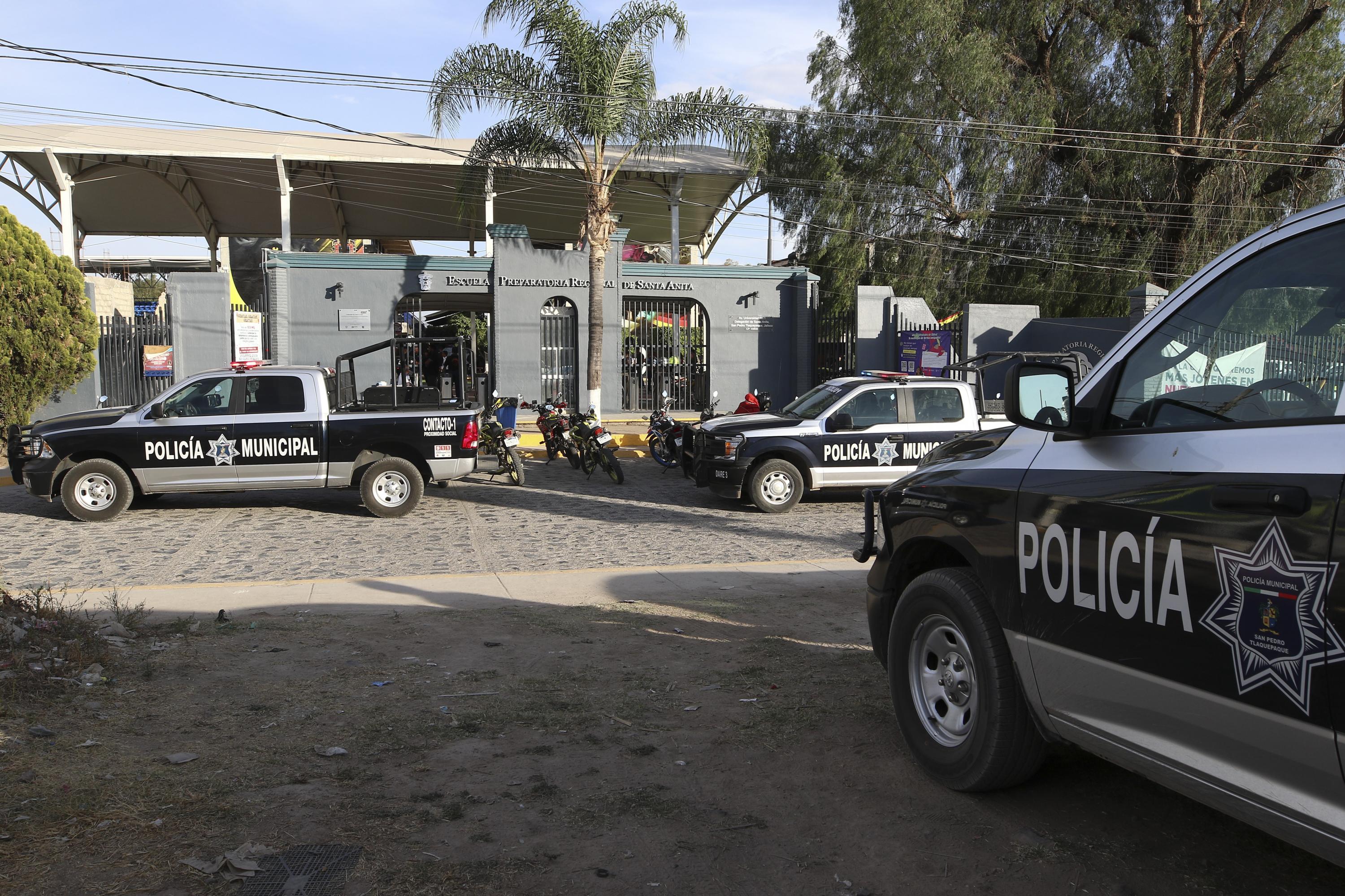 Participantes en simulacro de persona armada en Preparatoria de Santa Anita