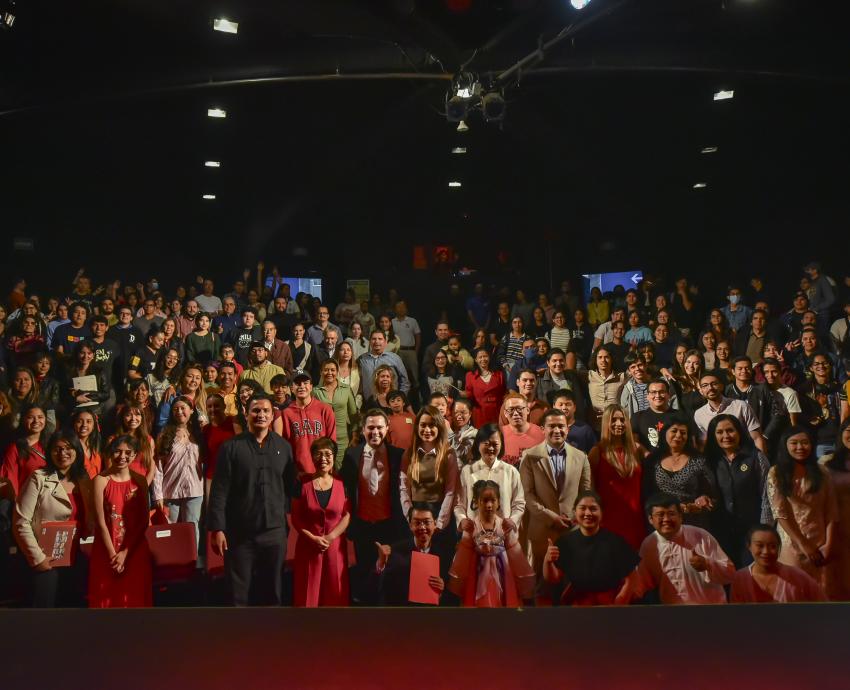 Grupo de personas participantes en evento junto a autoridades del mismo