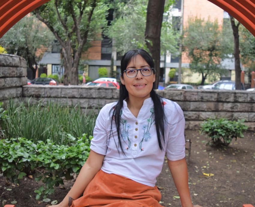 Mujer posando para cámara