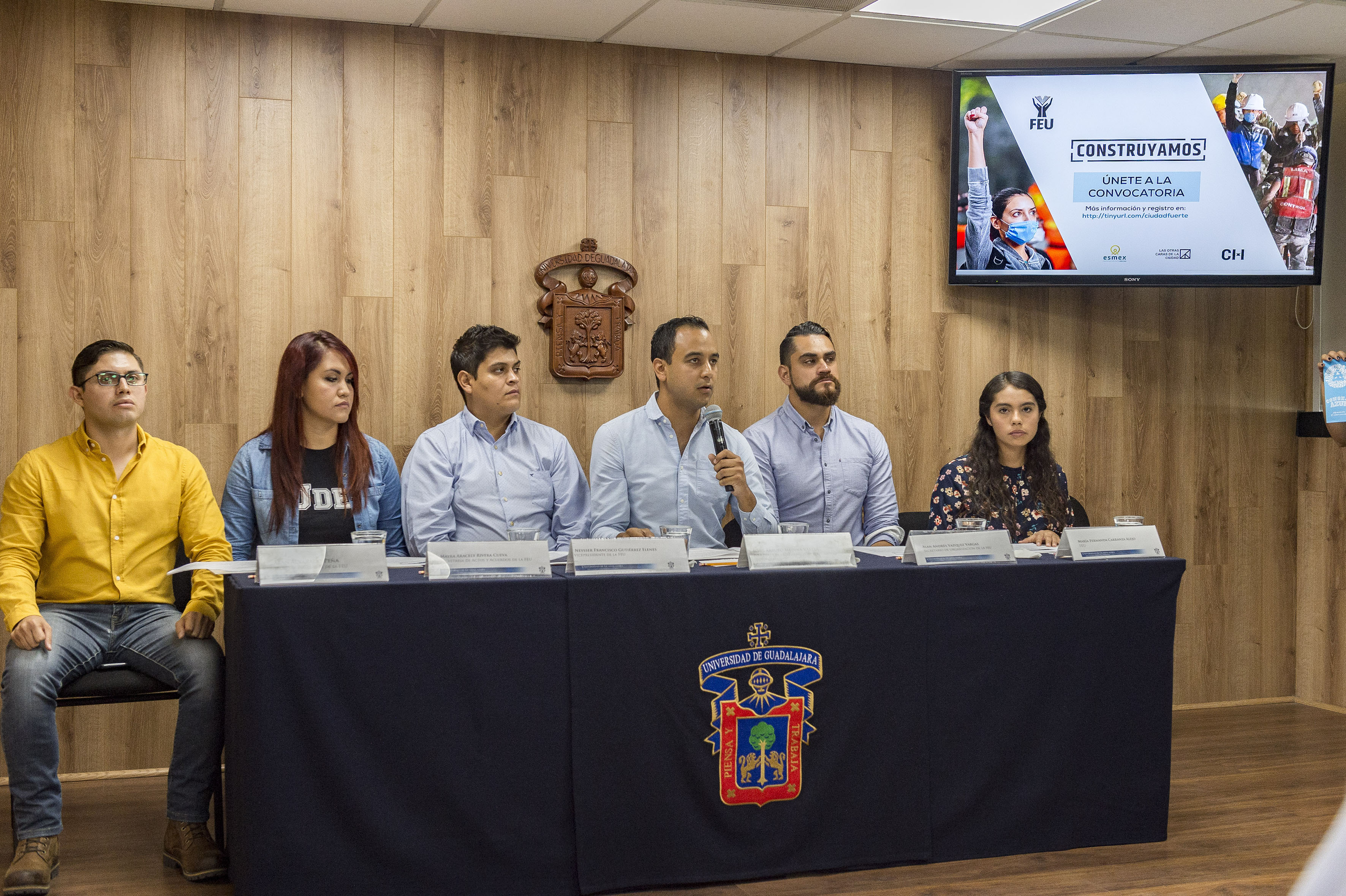 Mesa del presidium en rueda de prensa
