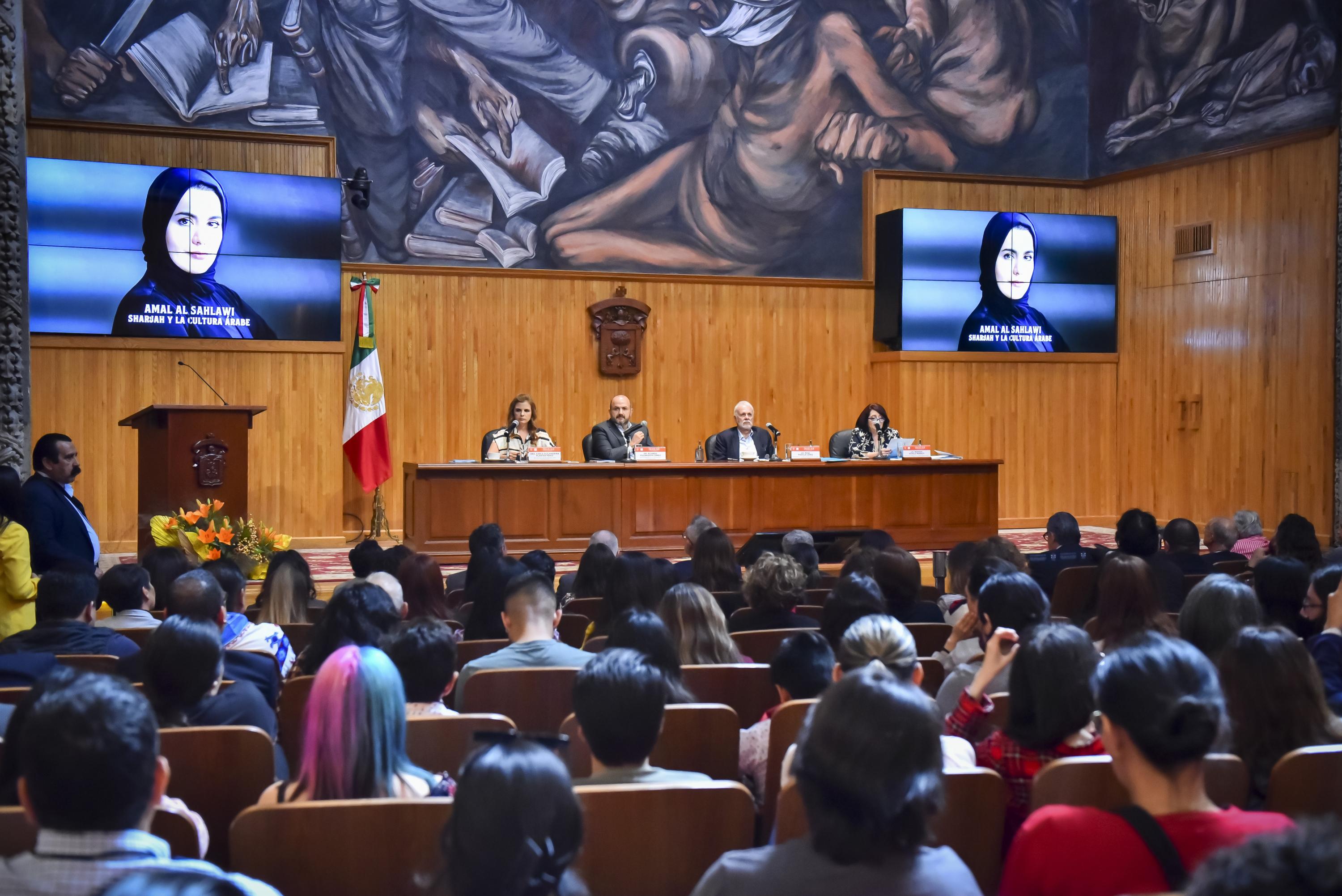 Autoridades del evento en presidium