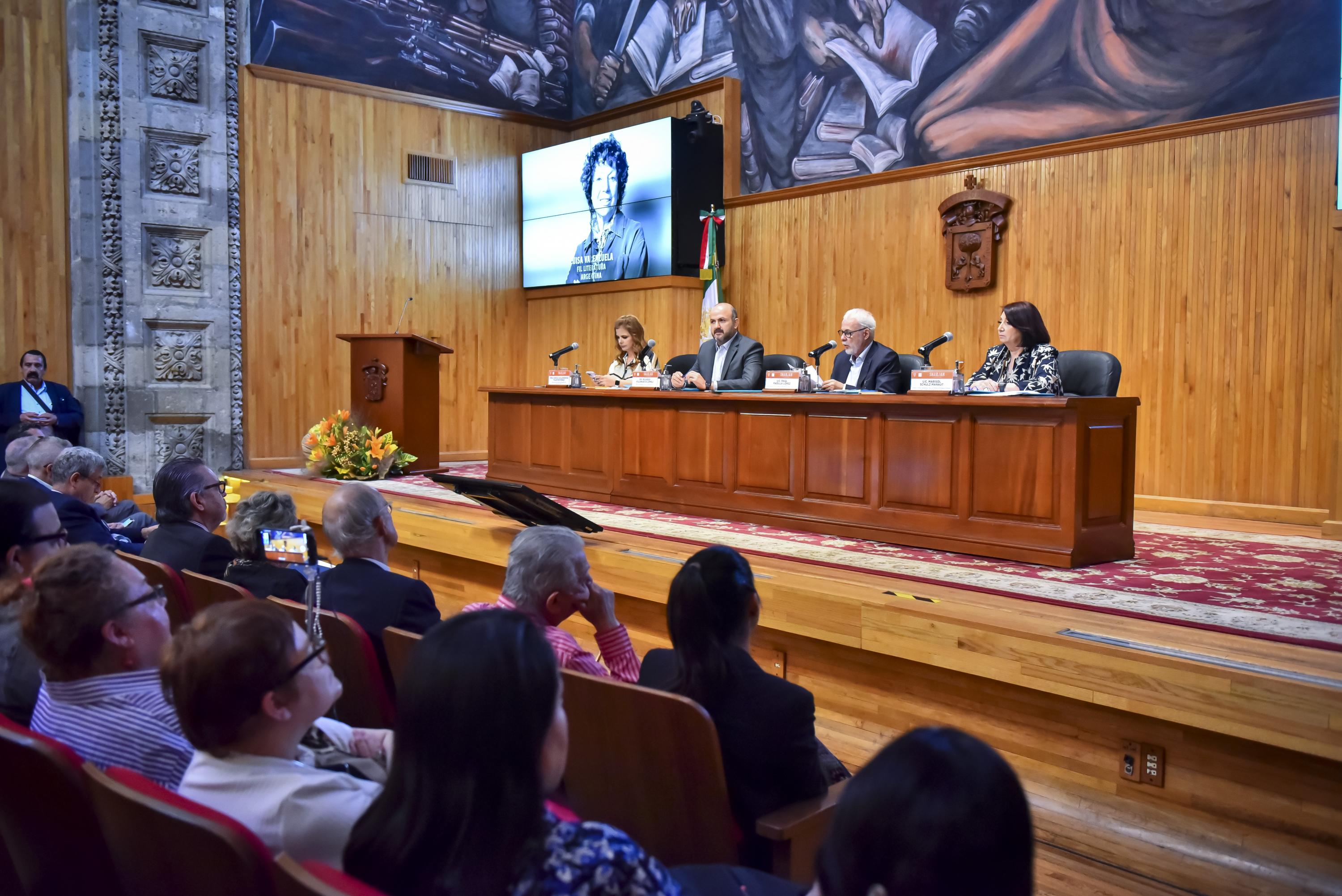 Autoridades del evento en presidium