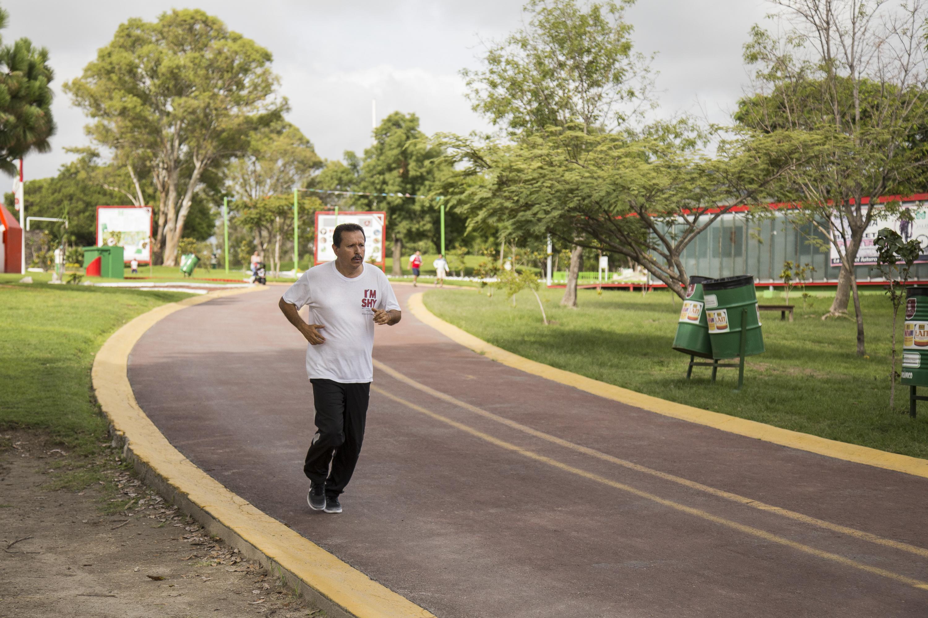 Persona realiza actividad física al aire libre