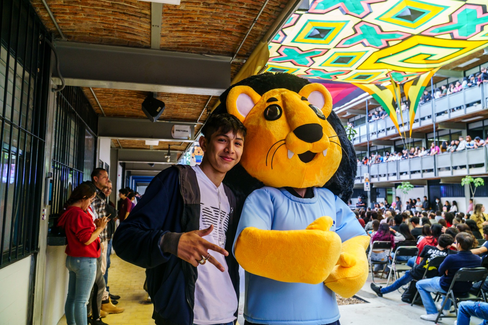 Joven junto a botargan de león