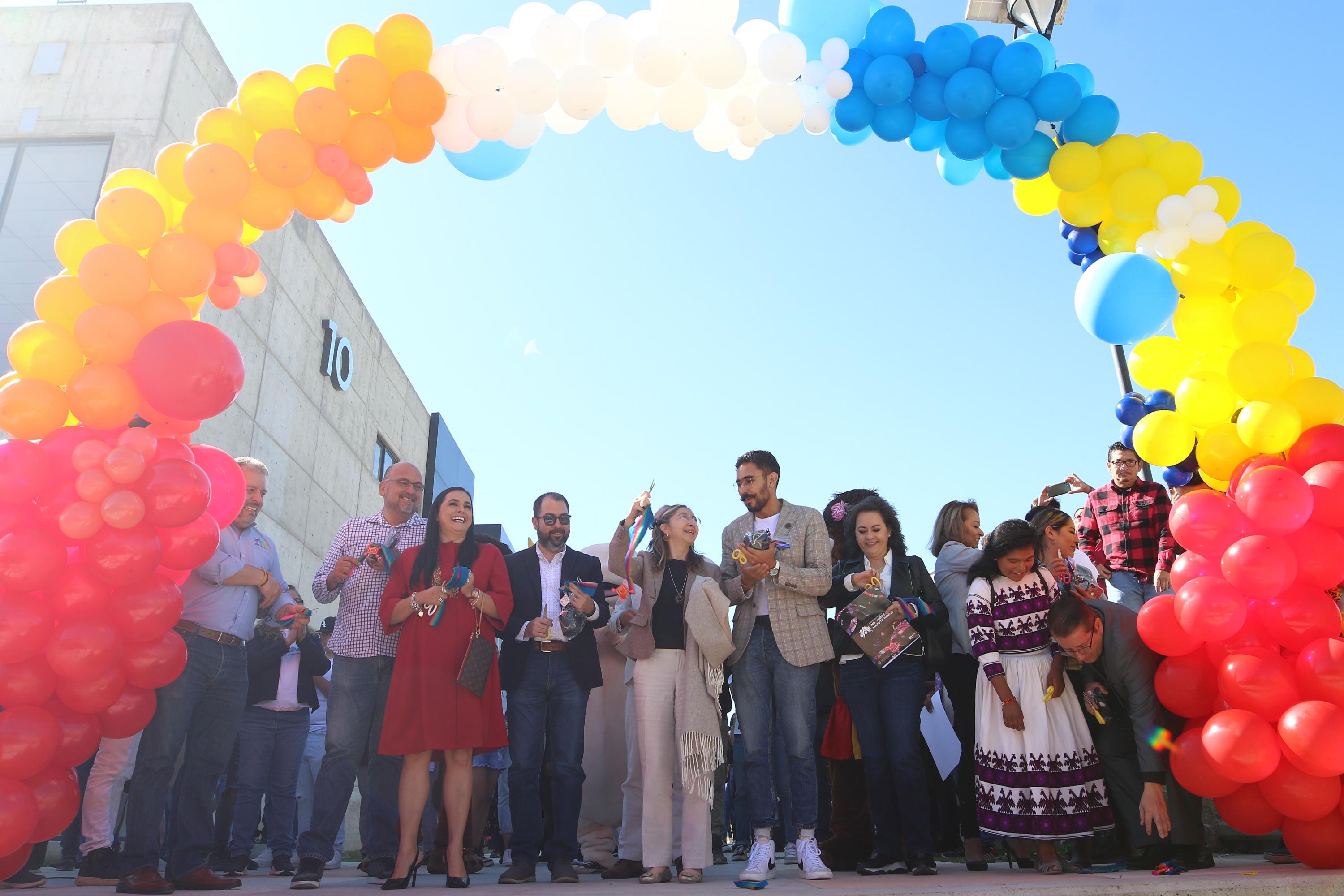 Autoridades del evento en corte de listón